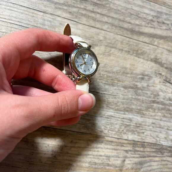 Vintage Watch Timex Leather Strap White Small Round Antique Women's - Picture 4 of 7